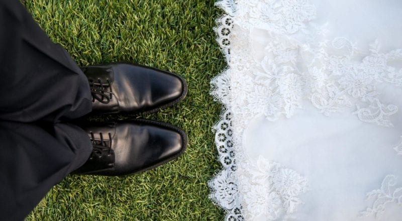 coppia di sposi in piedi sull'erba